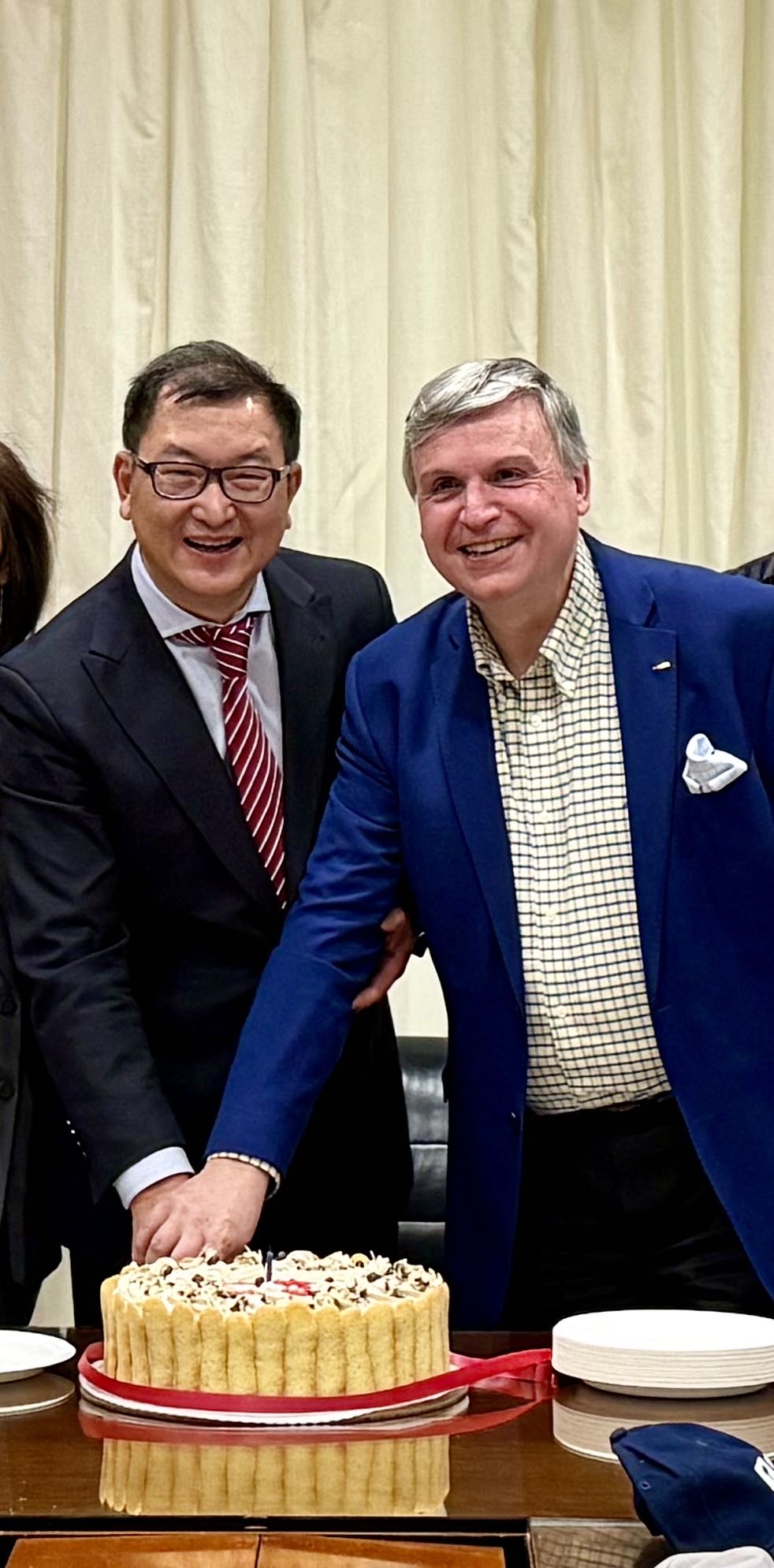 Dr. Steven Xue with a colleague at an international dental education event